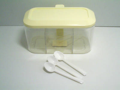 Plastic condiment container storage with 3 spoons