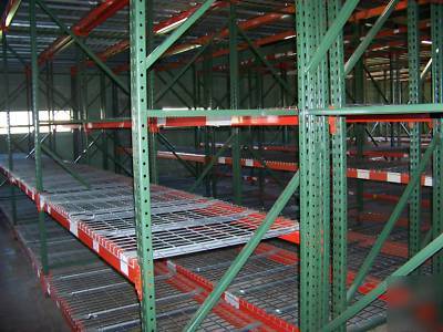 Large lot warehouse pallet racking beams wâ€‹ire decking