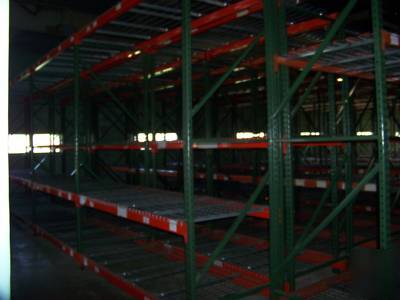 Large lot warehouse pallet racking beams wâ€‹ire decking