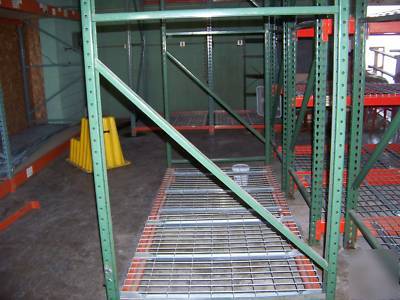 Large lot warehouse pallet racking beams wâ€‹ire decking