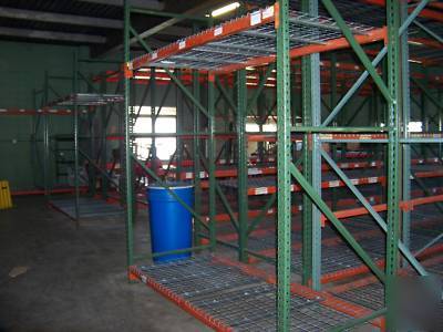 Large lot warehouse pallet racking beams wâ€‹ire decking